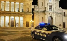 Vittoria, sfugge all'alt della polizia e causa un incidente stradale