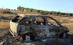 Vittoria, auto completamente carbonizzata a pochi passi dal Parco Serra San Bartolo