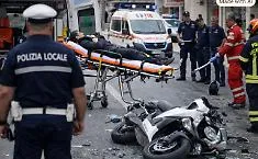 Modica, incidente al polo commerciale: motociclista in ospedale