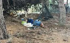 Vittoria, i volontari vanno a pulire il boschetto dai rifiuti e trovano un senzatetto che dormiva