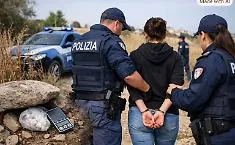 Ragusa, arrestata dalla polizia mentre nascondeva la droga sotto le pietre