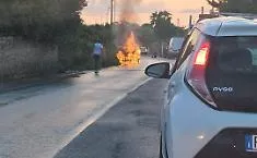 Ragusa, auto in fiamme sulla strada per Santa Croce