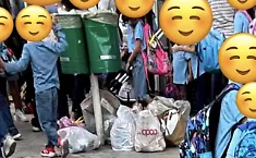 Vittoria, sacchi di rifiuti abbandonati dinanzi all'ingresso di una scuola: "Non c'entrano gli stranieri"