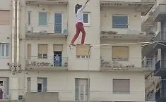 Un funambolo sopra la vallata a Ragusa, centinaia di persone con il naso all'ins&ugrave;