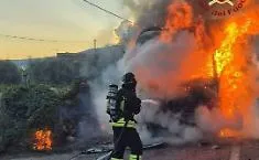 Vittoria, autocarro in fiamme sulla Ss 115