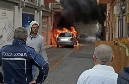 Santa Croce, auto in fiamme nel cuore della citt&agrave;