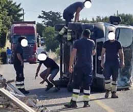 Autocarro si ribalta sulla Ragusa-Santa Croce