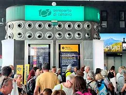 Aeroporto di Catania, voli sospesi fino alle 10 del 15 settembre per la cenere dell'Etna