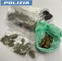 Rider della droga arrestato a Librino: aveva 80 grammi di marijuana pronti per la consegna