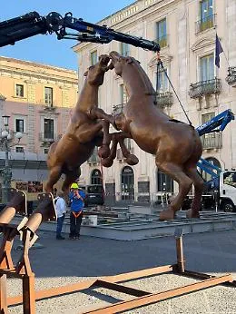 Catania, in piazza Universit&agrave; i due enormi cavalli dello scultore Arturo Di Modica: l'arte incontra l'ironia catanese