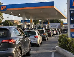 Oltre 10mila impianti aderiscono al price cap: benzina sotto 2 euro in pi&ugrave; della met&agrave; della rete