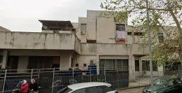 Alcune famiglie lo occupano da anni: sgomberato l'istituto Salvemini