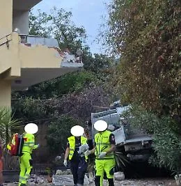 Furgone esce fuori strada, un morto e un ferito