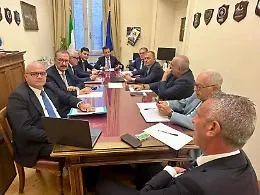 La coesione nel centrodestra costa 4 milioni a deputato: avanti sulla manovra poi le nomine, ma un partito si autosospende