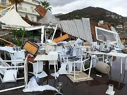 Pochi minuti di furia: tromba d&rsquo;aria devasta il lungomare di Letojanni