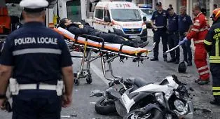 Modica, incidente al polo commerciale: motociclista in ospedale