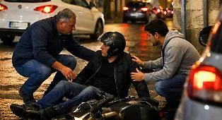 Ragusa, una caduta in modo e due modi opposti di stare sulla strada