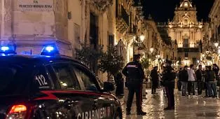 Momenti di tensione nella notte nel cuore di Scicli, rissa tra cittadini extracomunitari