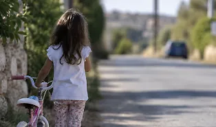Scicli: bambina di 5 anni da sola sulla strada, 25enne la ferma e la mette al sicuro