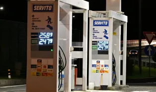 Carburanti, Eni annuncia un tetto ai prezzi Enilive: gasolio a 2,19 euro e benzina a 1,99