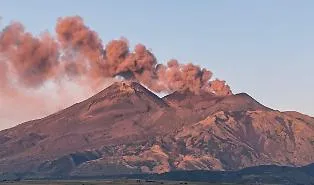 Etna, il pennacchio bruno-rossiccio spiegato dall'Ingv: &laquo;&Egrave; la fase di svuotamento del condotto, non nuovo magma&raquo;