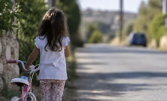 Scicli: bambina di 5 anni da sola sulla strada, 25enne la ferma e la mette al sicuro