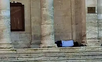 Vittoria, migrante si addormente sotto il portico del prospetto del teatro: &egrave; polemica