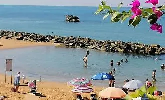 Scoglitti, i bagnanti: "Doccia alla spiaggetta senz'acqua da otto giorni"