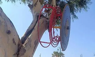 Atti vandalici al parco giochi di Pozzallo, giostrina appena a un albero