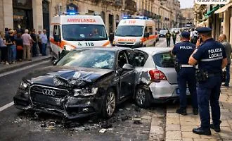 Modica, perde il controllo dell'auto nel centrale corso Umberto: due feriti in ospedale
