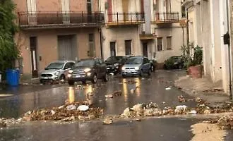 I cittadini esasperati: "Via Fontana si sgretola dopo la pioggia, non se ne pu&ograve; pi&ugrave;"