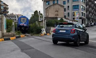 Ragusa, non c'&egrave; pace per il passaggio a livello di via Paestum: stavolta sbarre alzate mentre passano il treno e un'auto