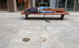 Ragusa, la foto di una persona che dorme su una panchina in via Roma accende il dibattito social sul degrado urbano