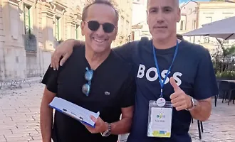 Uccio De Santis torna nel Ragusano: il comico pugliese a Scicli con la troupe per una produzione Rai