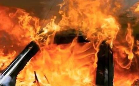 Incendio sulla Modica-Pozzallo vicino a un distributore, traffico rallentato