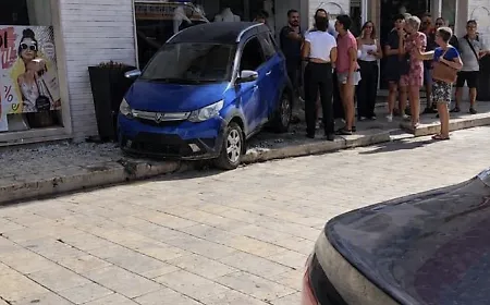 Pozzallo, auto non si ferma allo stop: minicar finisce contro la vetrina di un negozio