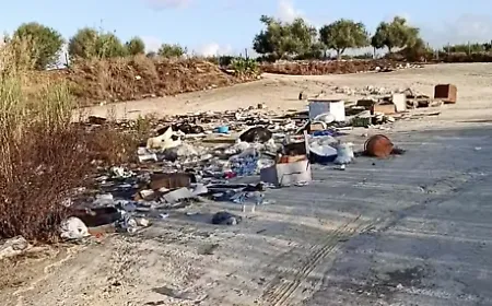 Rifiuti abbandonati a Vittoria, lo scempio di via Madonna della Salute