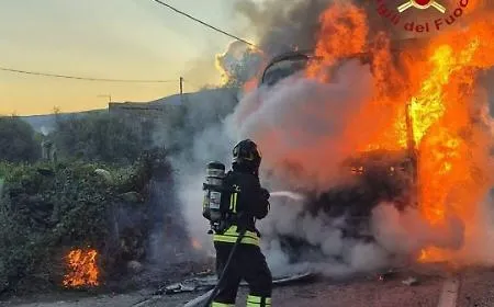 Vittoria, autocarro in fiamme sulla Ss 115