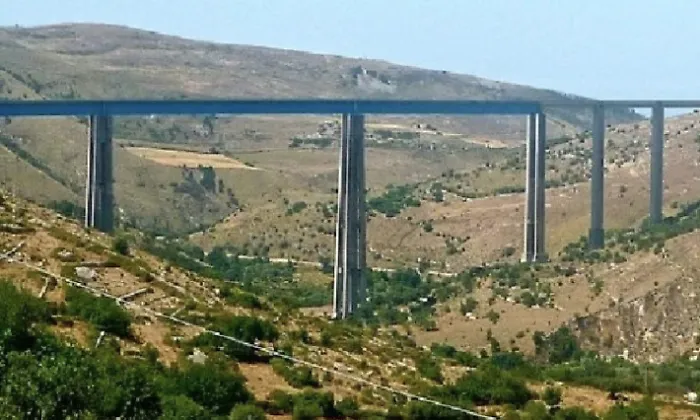 Modica, tragedia sventata sul ponte Costanzo: giovane pozzallese salvato dalla polizia