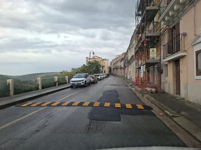 Sicurezza in via del Mercato a Ibla, Occhipinti: "Installati finalmente i dissuasori di velocit&agrave;"