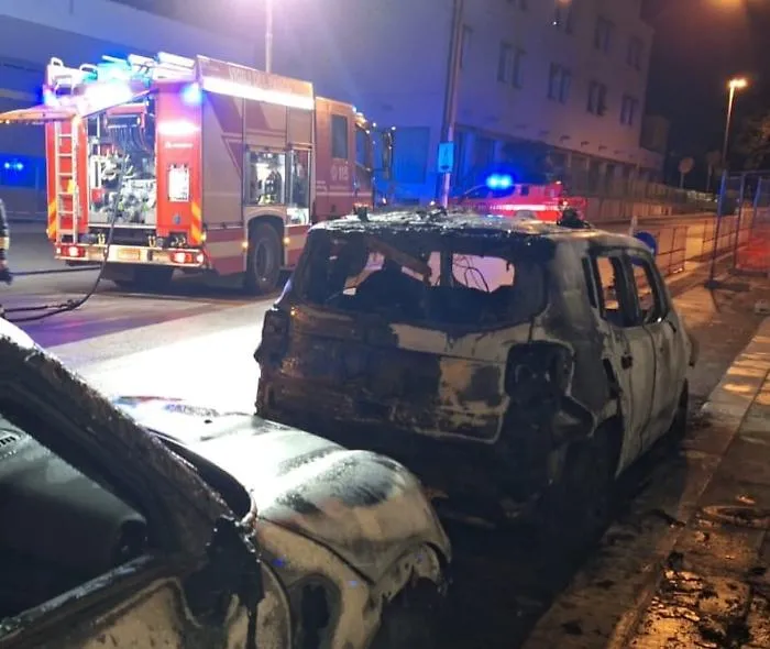 Clamoroso episodio a Modica, incendiate alcune auto della Guardia di Finanza proprio sotto la caserma