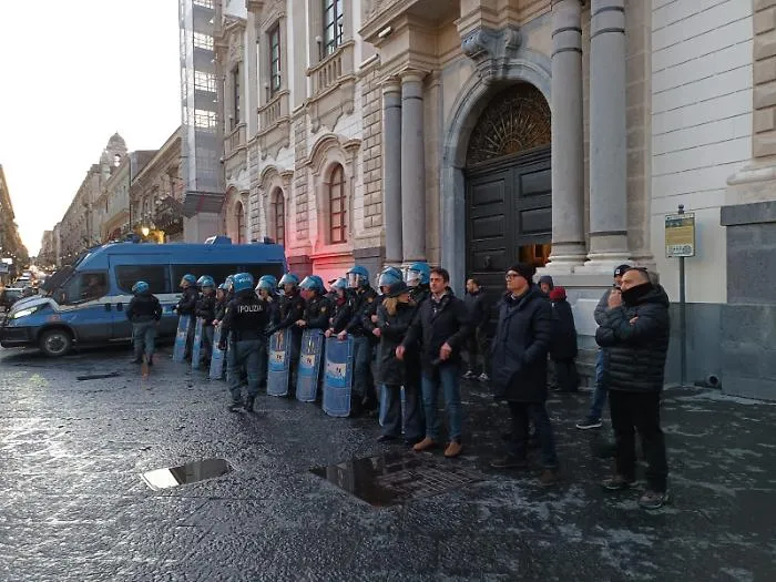 Sgombero ex palestra Lupo: attivisti invadono il Consiglio ma la seduta viene interrotta