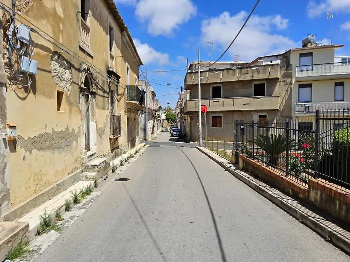 Santa Croce, aggredito con spranghe e spada: migrante rischia la vita