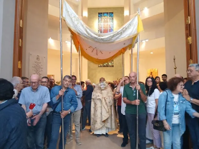 Sacro Cuore di Ges&ugrave; a Ragusa, la processione con il Santissimo ha chiuso le celebrazioni