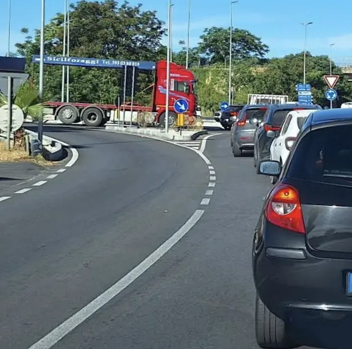 Caos e file chilometriche all'uscita di Ragusa: "Lavori per un allaccio fognario, saranno conclusi in giornata"