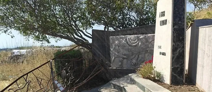 Modica, la stele dedicata a Gigi Olivari abbandonata a se stessa