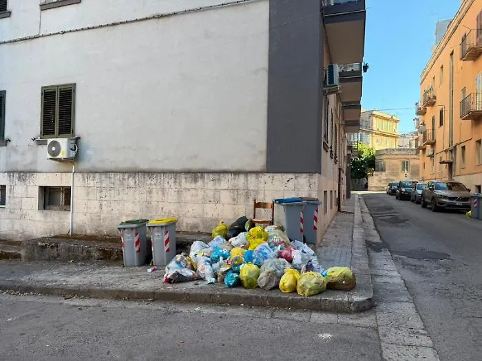 Ragusa in movimento: "Cumulo di rifiuti in piazza monsignor Arezzi, insopportabile"