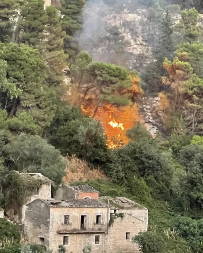 Modica: la pineta di Monserrato continua a bruciare
