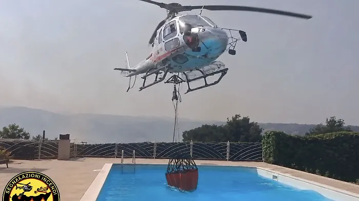 Modica, acqua anche dalle piscine private per domare l'incendio