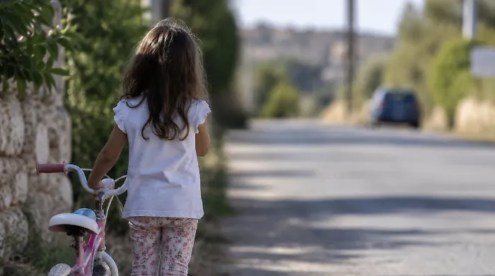 Scicli: bambina di 5 anni da sola sulla strada, 25enne la ferma e la mette al sicuro